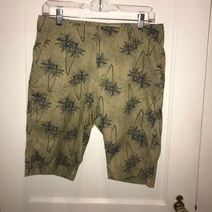 Palm tree pattern men’s shorts.